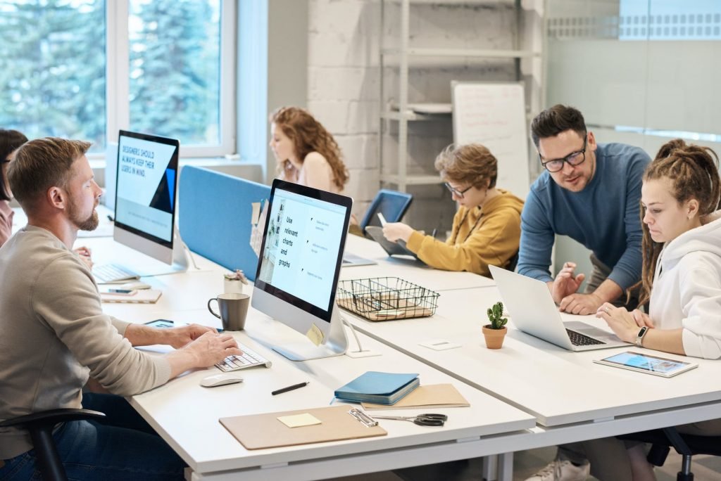 Afbeelding - mensen op kantoor die samenwerken