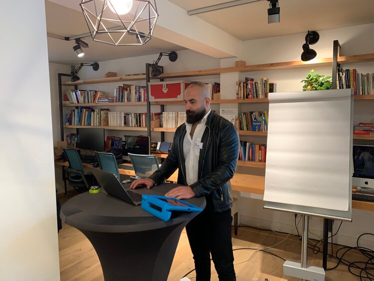 Man achter laptop staand - presentatie