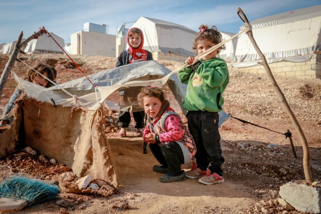 Kindere spelen in vluchtelingenkamp in Libanon