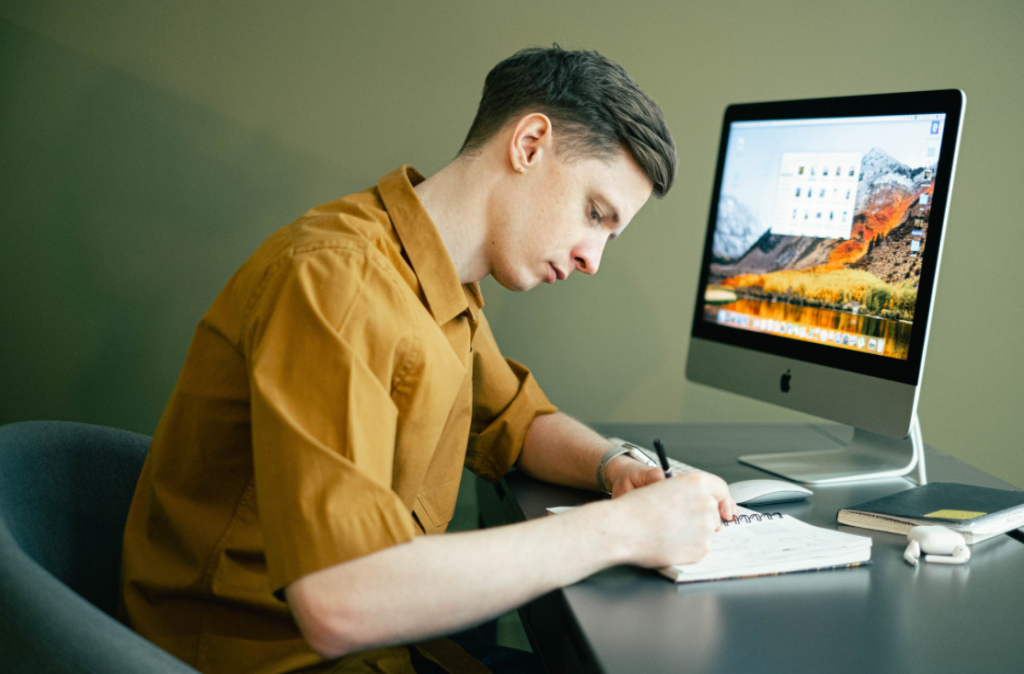 Man achter PC werkplek