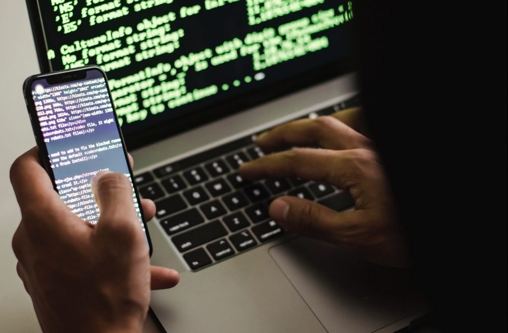 Code op telefoon en laptop - online veiligheid