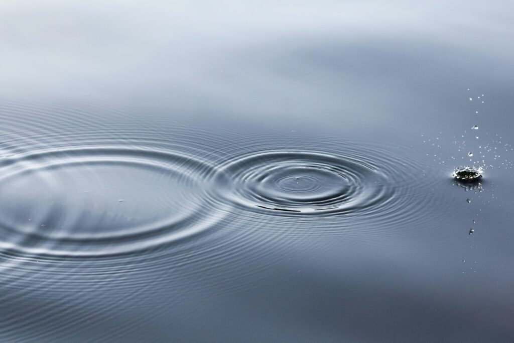Fondsenwerving - druppel valt in het water